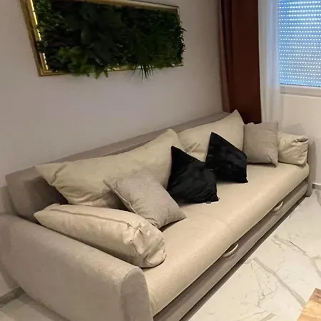 Nicole Apartman *